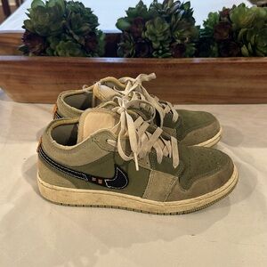 Nike Kid's boys 5.5y 5.5 Air Jordan 1 Low SE Craft Sky J Light Olive Black shoes